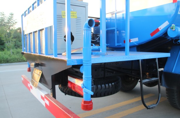 東風145灑水車帶霧炮圖片 東風145灑水車帶霧炮圖片