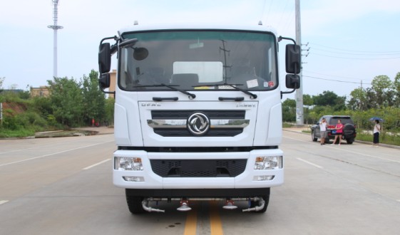 東風(fēng)多利卡D9灑水車帶霧炮(橢圓罐)高清圖片 東風(fēng)多利卡D9灑水車帶霧炮(橢圓罐)高清圖片