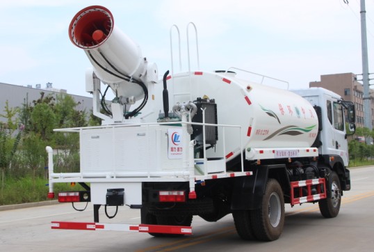 東風(fēng)多利卡D9灑水車帶霧炮(橢圓罐)高清圖片 東風(fēng)多利卡D9灑水車帶霧炮(橢圓罐)高清圖片