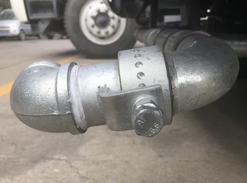 新東日灑水車可調(diào)式仿中聯(lián)重科三彎前沖 新東日灑水車可調(diào)式仿中聯(lián)重科三彎前沖