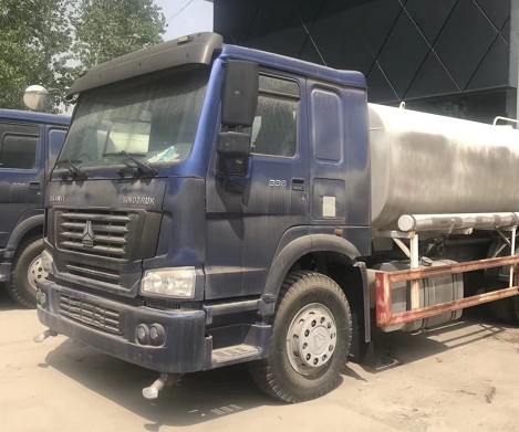 兩臺(tái)庫存20方重汽豪沃灑水車整車圖片 兩臺(tái)庫存20方重汽豪沃灑水車整車圖片