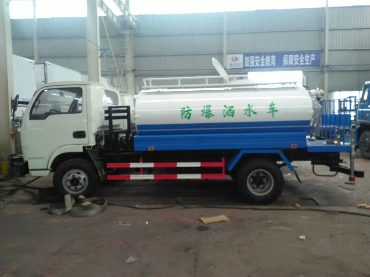 礦底防爆灑水車細節展示圖片 礦底防爆灑水車細節展示圖片