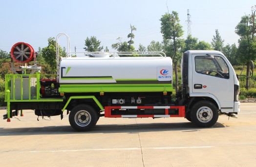 5噸灑水車型號(hào)及價(jià)格_國六5噸東風(fēng)多利卡帶霧炮灑水車廠家價(jià)格3