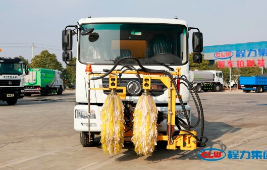 �|�L��������ˮ܇��ǰ�����b�o����ϴ�O�䣬�󲿎���ײ����